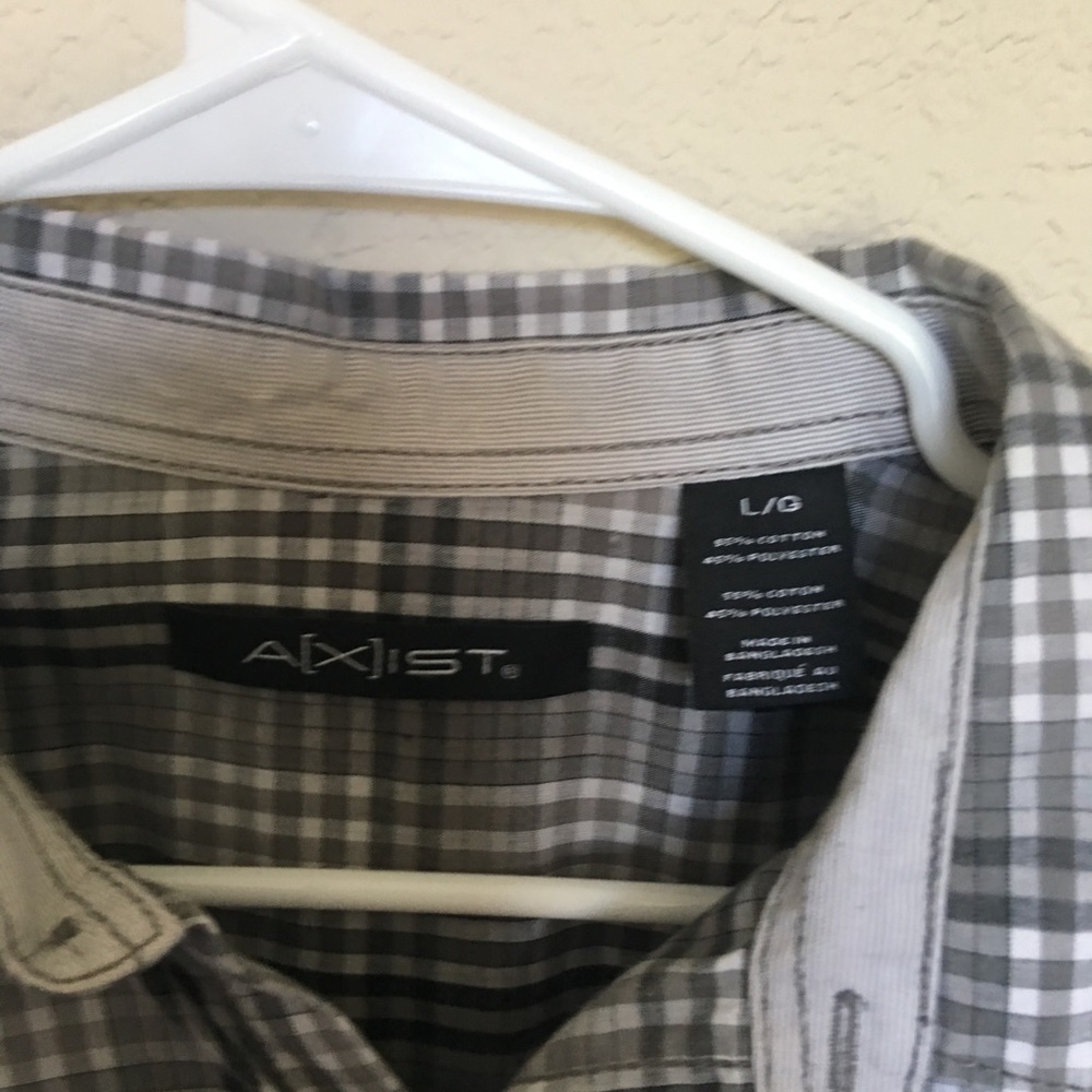 Button down - Picture 2 of 3